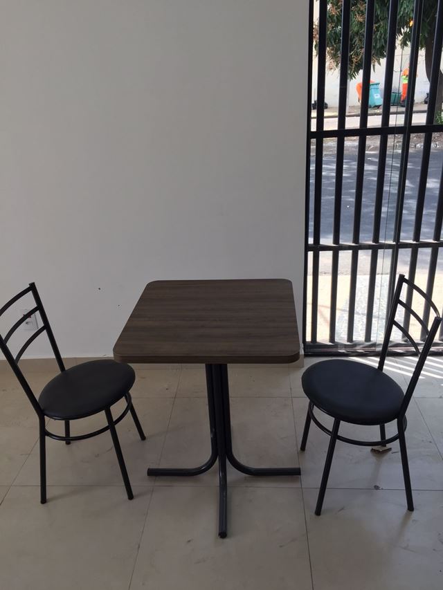 Mesa de Madeira com Cadeiras
